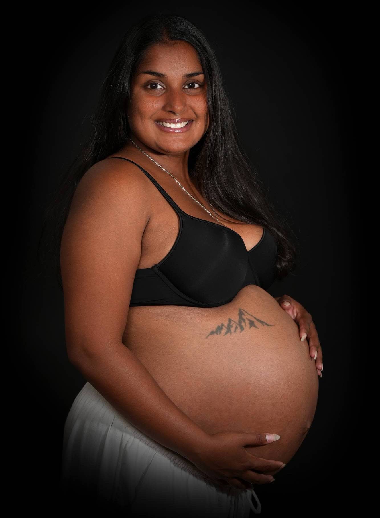 Silhuet af gravid i modlys