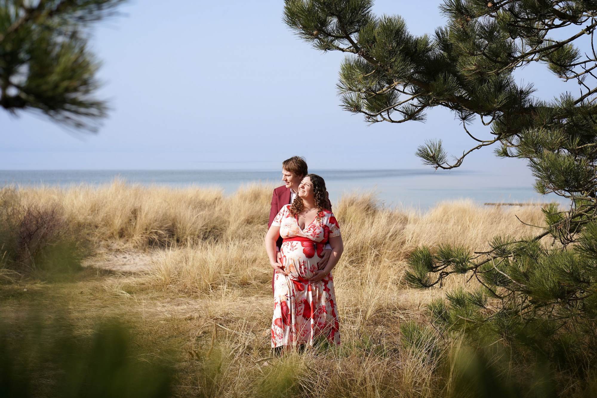 Smuk gravid kvinde fotograferet i naturen