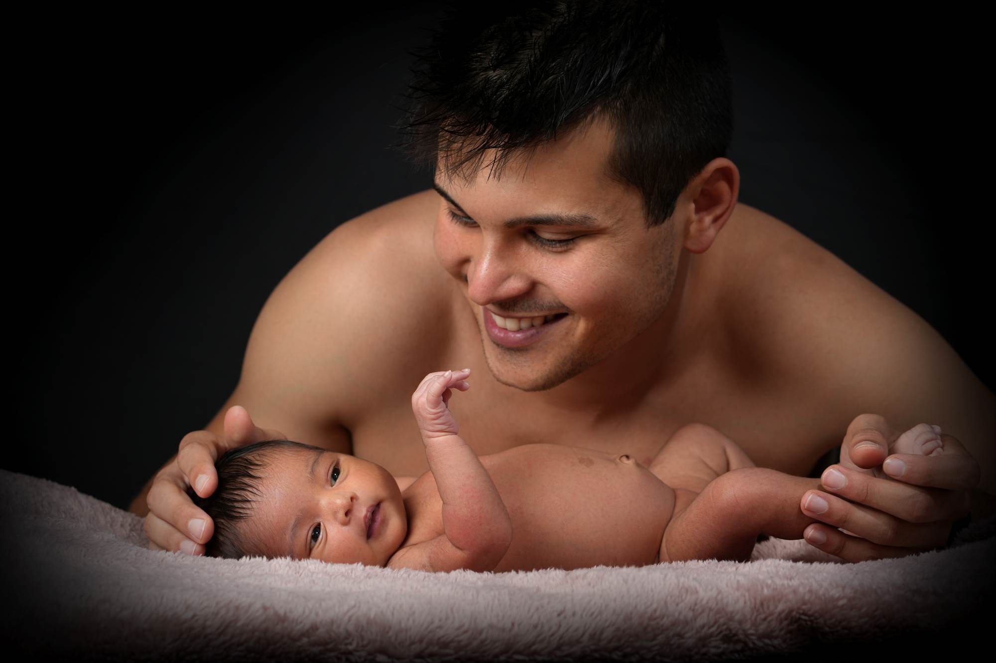 Rolig fotografering af baby med forældre